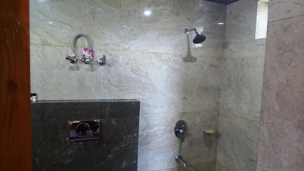 Humble Holiday Inn Kufri Simla Bagian luar foto