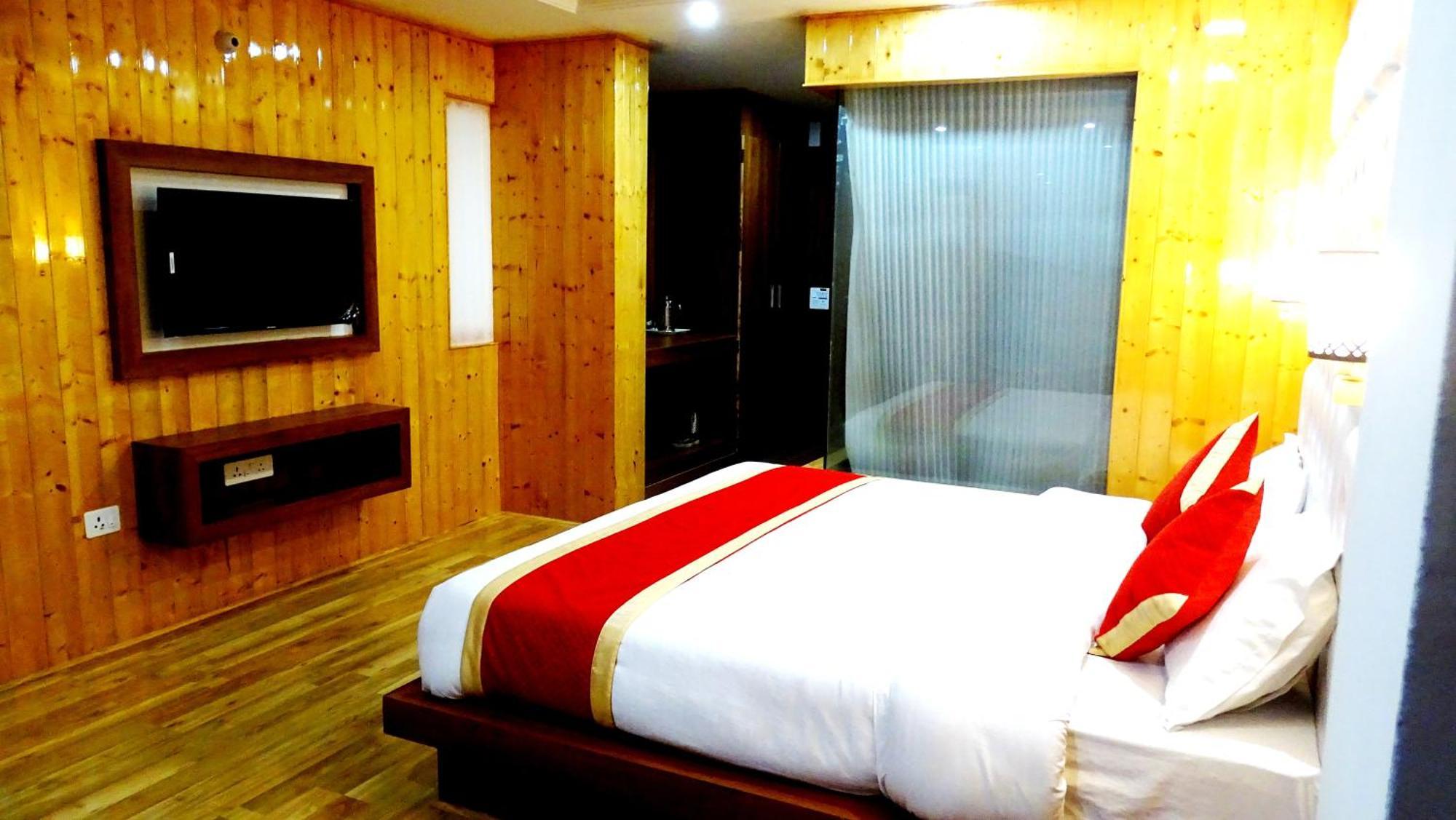 Humble Holiday Inn Kufri Simla Bagian luar foto